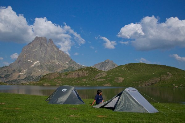 bivouac sous tentes devant l'Ossau